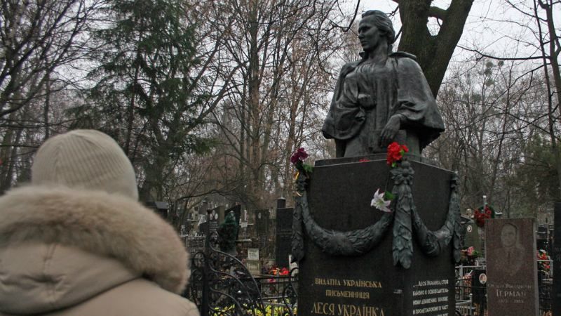Стало відомо, хто пограбував могилу Лесі Українки