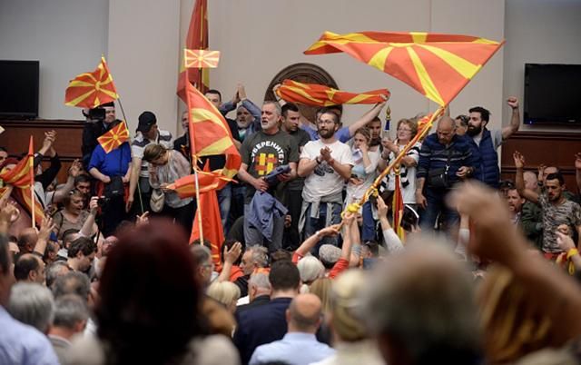 Парламент Македонии захватили протестующие