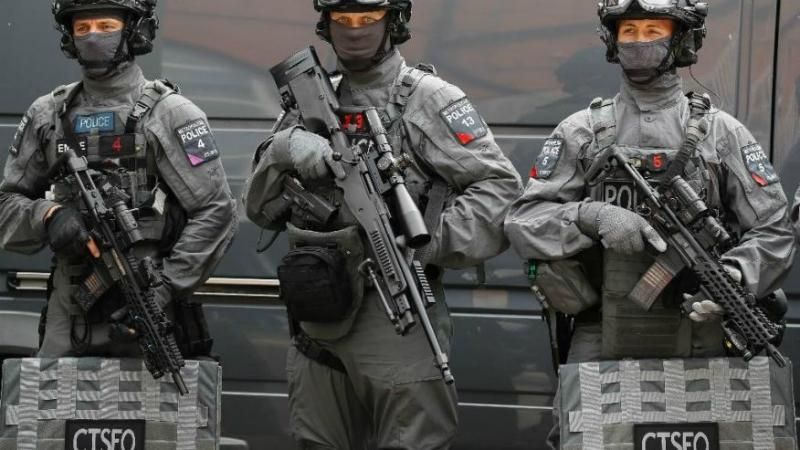 В Лондоні поранили підозрювану в підготовці теракту та затримали її спільників
В Лондоні поранили підозрювану в підготовці теракту та затримали її спільників