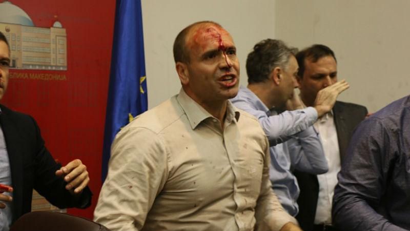 Штурм парламента в Македонии: появились кровавые видео захвата Штурм парламента в Македонии: появились кровавые видео захвата