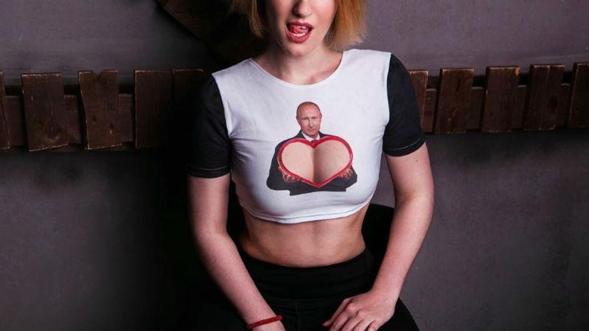 Откровенный патриотизм. В России выпустили линию футболок с Путиным на женской груди Откровенный патриотизм. В России выпустили линию футболок с Путиным на женской груди