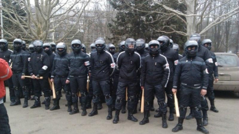 З СІЗО випустили міліціонера, якого звинувачували в озброєнні тітушок З СІЗО випустили міліціонера, якого звинувачували в озброєнні тітушок