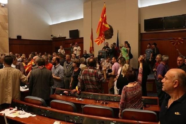 Чому радикали захопили парламент в Македонії: пояснення експерта