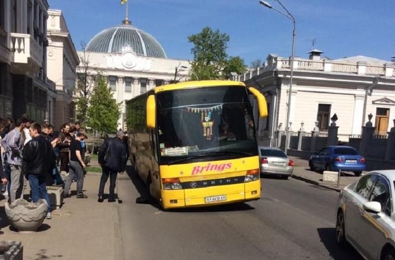 Поблизу Верховної Ради провалився асфальт: нардеп показав фото Поблизу Верховної Ради провалився асфальт: нардеп показав фото
