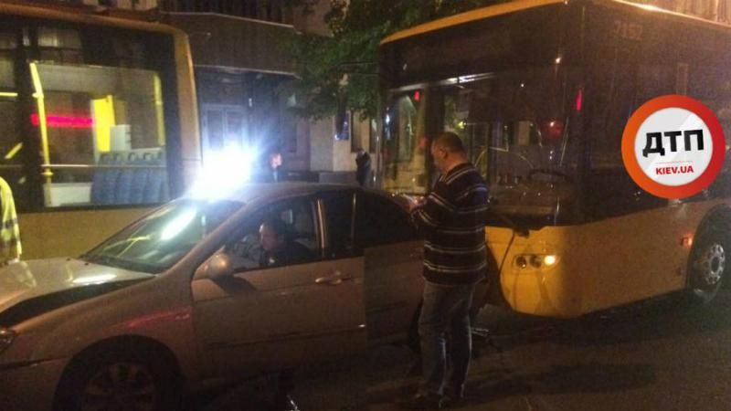 Нічна ДТП у Києві: зіткнулись 4 автомобілі і тролейбус Нічна ДТП у Києві: зіткнулись 4 автомобілі і тролейбус