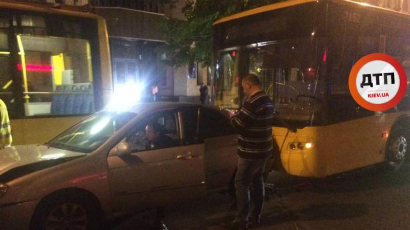 Ночное ДТП в Киеве: столкнулись 4 автомобиля и троллейбус