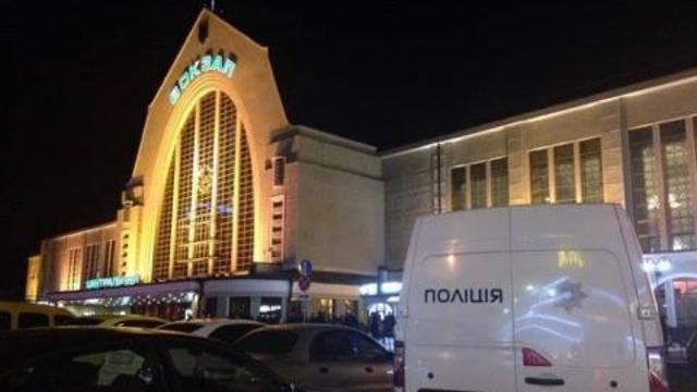 У Києві пограбували працівників держзв'язку: відібрали зброю і важливу документацію У Києві пограбували працівників держзв'язку: відібрали зброю і важливу документацію