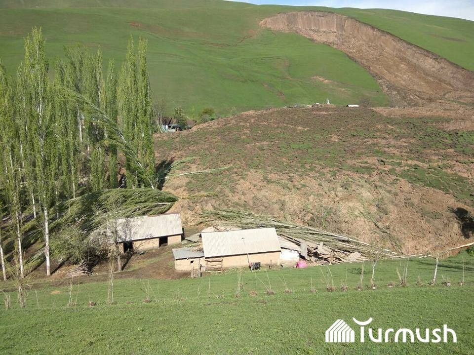 Смертоносний зсув у Киргизстані показали на відео Смертоносний зсув у Киргизстані показали на відео