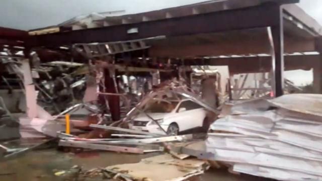 Смертоносні торнадо пронеслись Техасом: з’явились моторошні відео Смертоносні торнадо пронеслись Техасом: з’явились моторошні відео