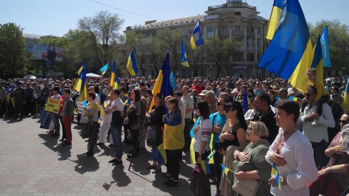 Геть до Московії: у Маріуполі сотні людей вийшли на протест
