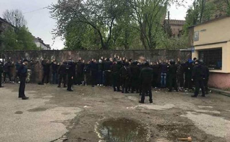 У Львові сталась масова бійка У Львові сталась масова бійка