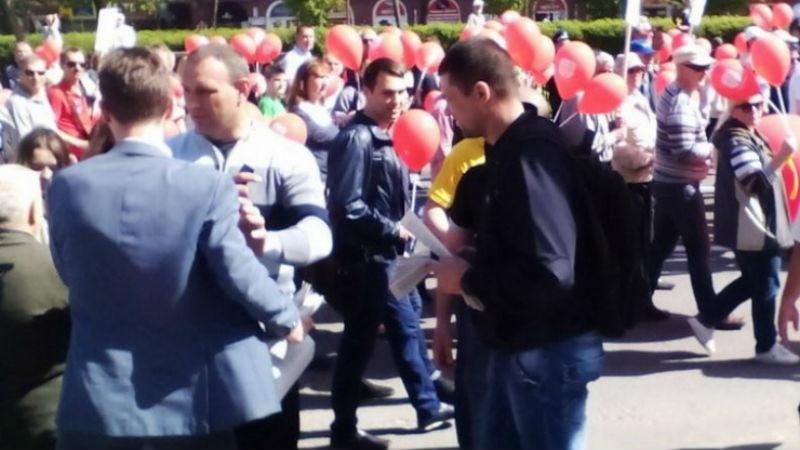 Першотравень у Дніпрі. Без штовханини і сутичок не обійшлось Першотравень у Дніпрі. Без штовханини і сутичок не обійшлось