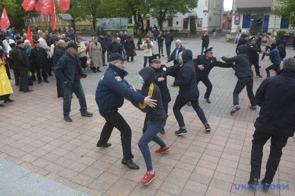 "Комуняку на гілляку": молодики у масках накинулись на пенсіонерів у Вінниці