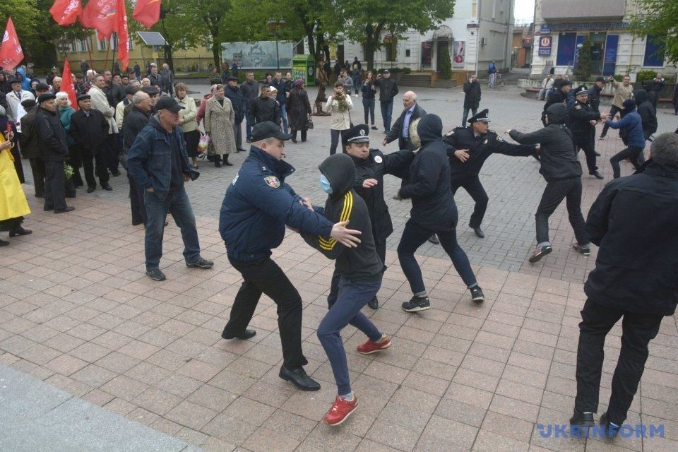 "Комуняку на гиляку": молодые люди в масках набросились на пенсионеров в Виннице