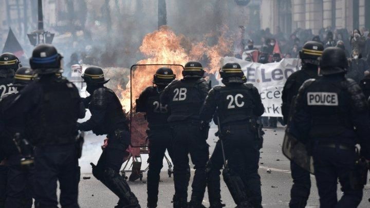 "Коктейлі Молотова" та сльозогінний газ: радикали влаштували серйозні сутички у Парижі