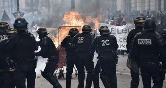 "Коктейли Молотова" и слезоточивый газ: радикалы устроили серьезные беспорядки в Париже