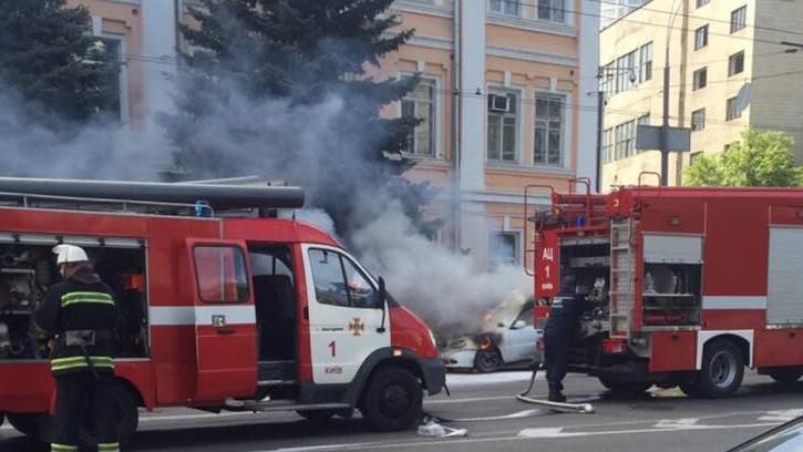 Біля управління поліції загорівся автомобіль у Києві 