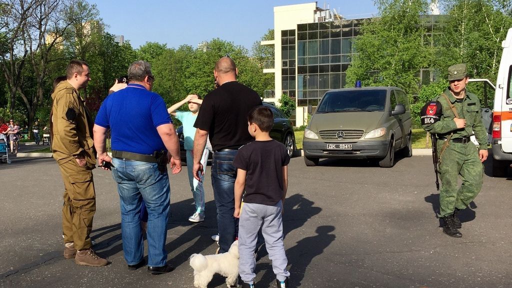 Головний сепаратист Луганська лякав жителів міста зброєю Головний сепаратист Луганська лякав жителів міста зброєю