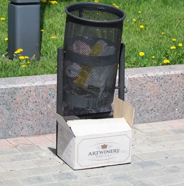 Сміття біля Сміття біля