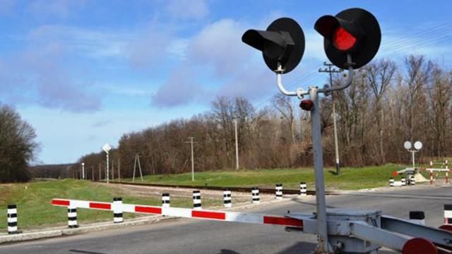 Аварія на залізниці: водій легковика загинув після зіткнення з вантажним поїздом Аварія на залізниці: водій легковика загинув після зіткнення з вантажним поїздом