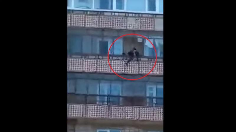 В сети появилось жуткое видео, на котором мать выбросила свою дочь с 9 этажа