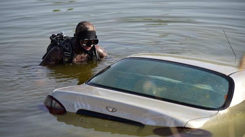 В Донецкой области спасатели вытащили автомобиль из воды: есть погибшие