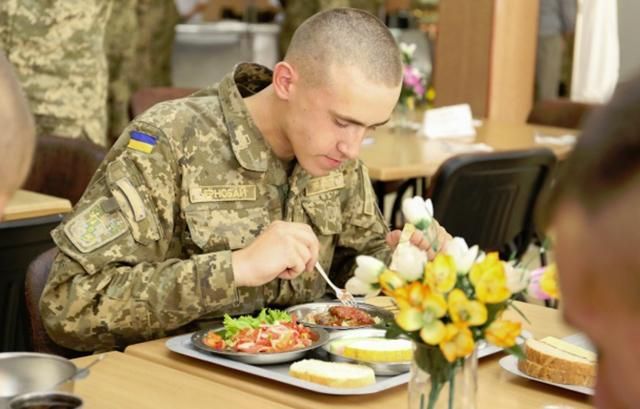 В сухпайке для украинских военных обнаружено ужасную находку В сухпайке для украинских военных обнаружено ужасную находку