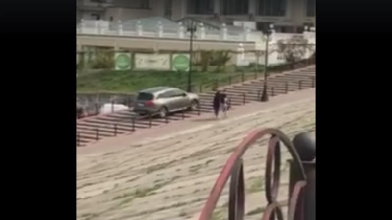 В Киеве водитель на иномарке "покорял" лестницы набережной: появилось феерическое видео