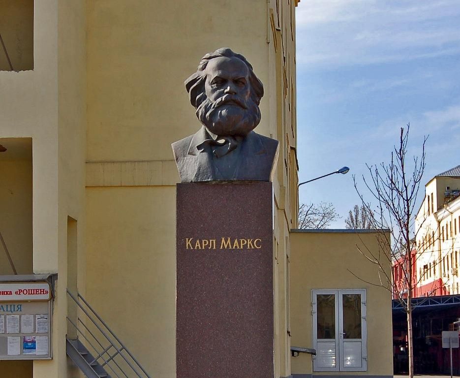 Пам'ятник Марксу на території фабрики "Рошен" має бути демонтований, – В'ятрович Пам'ятник Марксу на території фабрики "Рошен" має бути демонтований, – В'ятрович