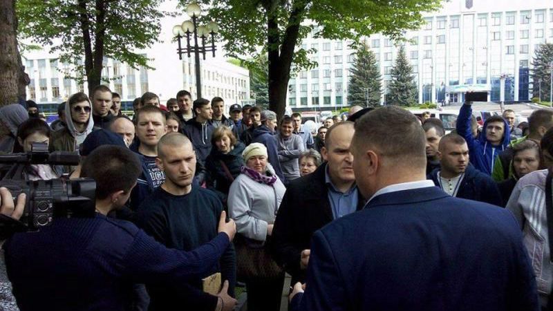 Под зданием Ровенской ОГА сегодня требовали легализации добычи янтаря Под зданием Ровенской ОГА сегодня требовали легализации добычи янтаря