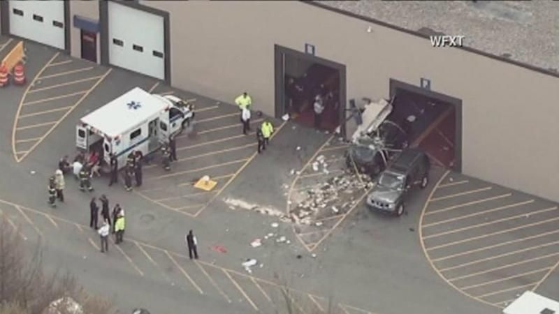 Автомобиль въехал в толпу в США: сообщают о погибших и множестве раненых Автомобиль въехал в толпу в США: сообщают о погибших и множестве раненых