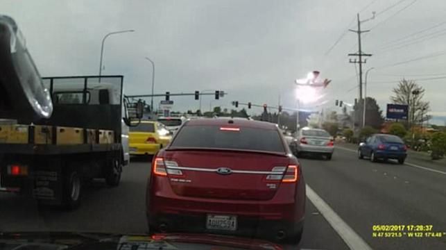 Літак впав на жваву автомобільну трасу в США: відео Літак впав на жваву автомобільну трасу в США: відео
