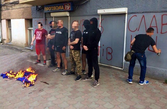 Активисты сожгли палатку "Оппозиционного блока" в Одессе и раскрасили приемную депутата