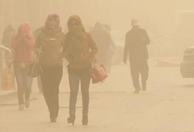 Мощная песчаная буря атакует Пекин: появились впечатляющие фото и видео