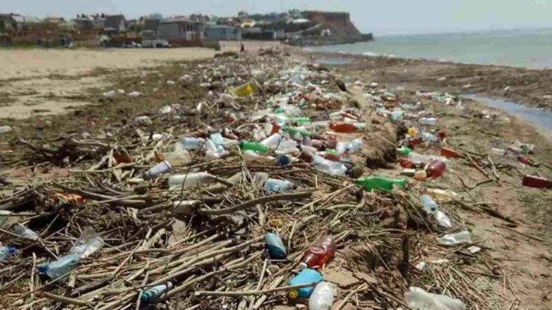 Фотофакт: Узбережжя "туристичного" Криму вкрило шаром сміття Фотофакт: Узбережжя "туристичного" Криму вкрило шаром сміття