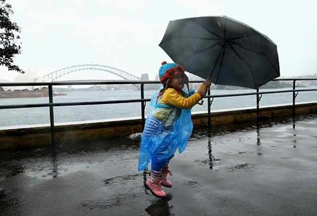 На Западную Украину надвигается весенняя непогода: дожди, грозы и град