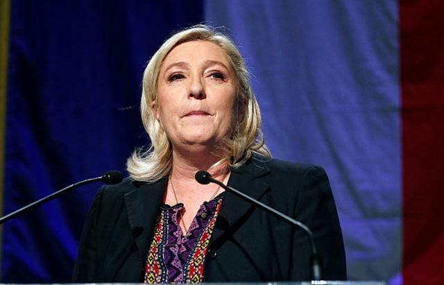 Розгнівані французи атакували Ле Пен яйцями Розгнівані французи атакували Ле Пен яйцями