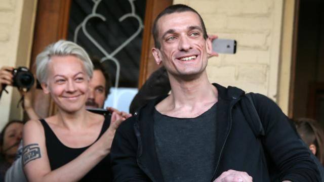 Скандально известный российский художник получил политическое убежище во Франции