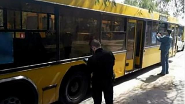 По автобусу с людьми открыли стрельбу в Киеве