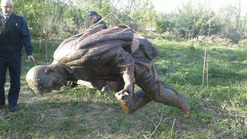 С оторванной рукой и без гитары: украденный памятник советскому певцу нашелся в поле