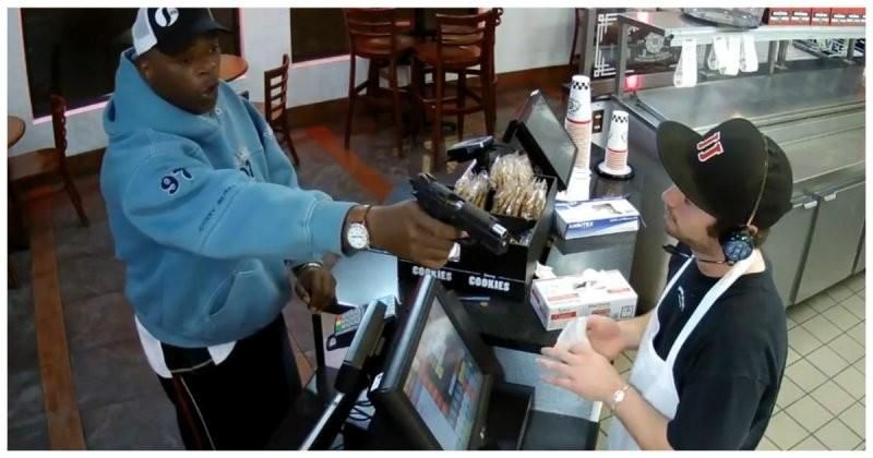 Хладнокровие высочайшего уровня: как кассир не испугался вооруженного грабителя Хладнокровие высочайшего уровня: как кассир не испугался вооруженного грабителя