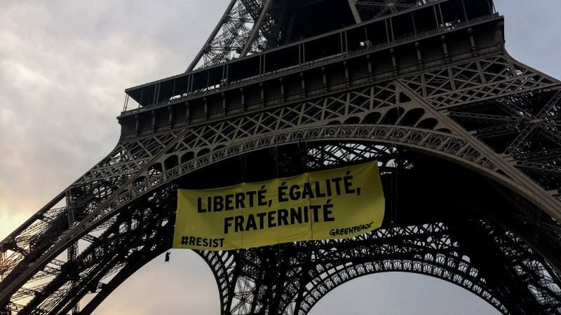 Банер проти Ле Пен "прикрасив" Ейфелеву вежу: опубліковані фото