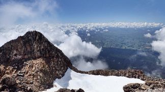 Як модель Playboy оголилась на священній горі та обурила місцеве населення (18+)