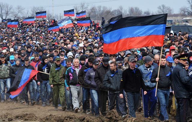 В стиле СССР: на Донбассе боевики принудительно сгоняют людей отмечать 9 мая В стиле СССР: на Донбассе боевики принудительно сгоняют людей отмечать 9 мая