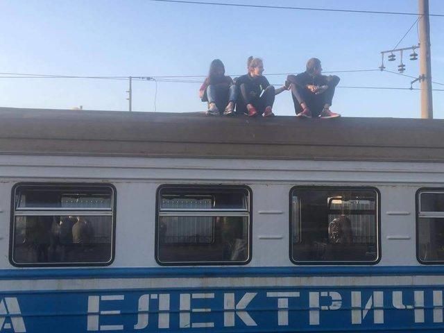 Агресивні підлітки заблокували електричку в Києві: з'явились фото