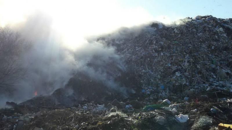 В Харькове горела мусорная свалка: появились жуткие кадры