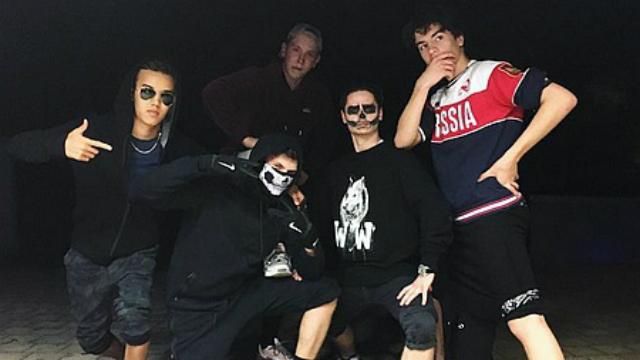 Син Порошенка корчить мачо і позує в футболці з написом Russia: в мережі з’явились фото Син Порошенка корчить мачо і позує в футболці з написом Russia: в мережі з’явились фото