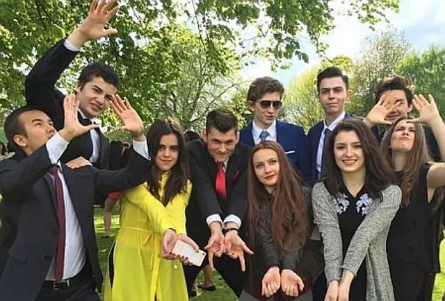 Євгенія та Олександра Порошенка закінчують британський коледж