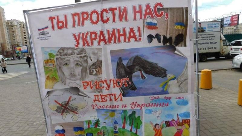 В Росії розгромили виставку із антивоєнними плакатами про Україну В Росії розгромили виставку із антивоєнними плакатами про Україну