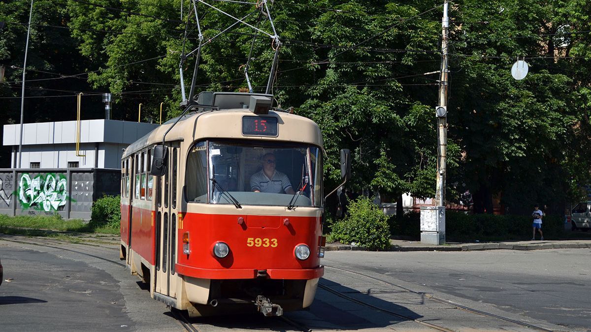 Мужчина попал под трамвай в Киеве и остался без пальцев (18+)